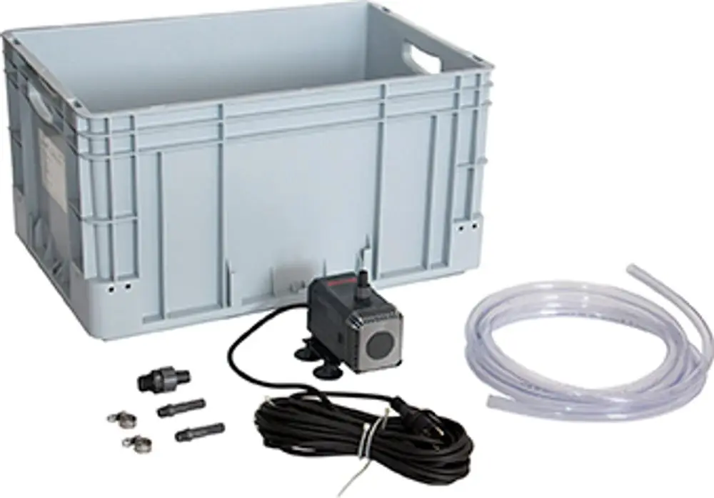 Graue Kunststoffbox mit Pumpe, Schlauch und Anschlussstücken, geeignet für den Einsatz mit einem UV-Desinfektionsgerät von Grünbeck.